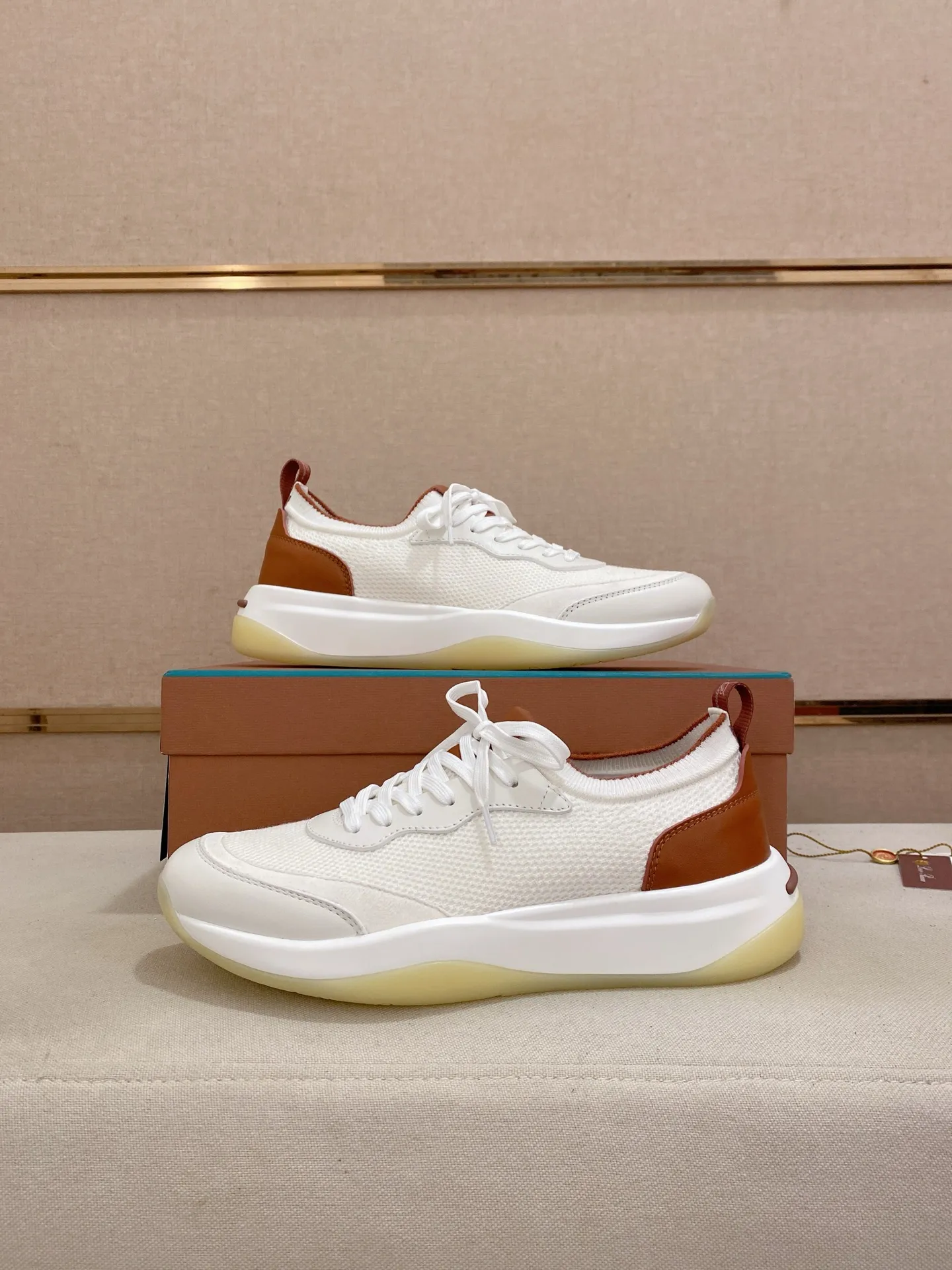 Men's shoes💰: 540💰🔥𝐥𝐨𝐫𝐨 𝐏𝐢𝐚𝐧𝐚 lp classic loafers, an Italian treasure brand, the only brand that can match Hermès! Only after wearing it do we realize that we can’t live up to our feet. The upper is made of imported first-layer cowhide with breathable fly-knit fabric, water-dyed cowhide foot pads, and the official original glass rubber outsole and pendant. Exclusive original packaging (tag ➕ brand paper ➕ outer box ➕ hand bag) code number: 38-44. Can be customized 45-46